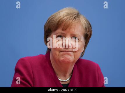 (180312) -- BERLIN, le 12 mars 2018 -- Angela Merkel, chancelière allemande et dirigeante de l'Union chrétienne-démocrate (CDU), assiste à une conférence de presse à Berlin, capitale de l'Allemagne, le 12 mars 2018. Les dirigeants de l Union chrétienne-démocrate (CDU), de l Union chrétienne-sociale (CSU) et des sociaux-démocrates allemands (SPD) ont révélé lundi les priorités du nouveau gouvernement fédéral allemand. ALLEMAGNE-BERLIN-GRAND ACCORD DE COALITION ShanxYuqi PUBLICATIONxNOTxINxCHN Banque D'Images