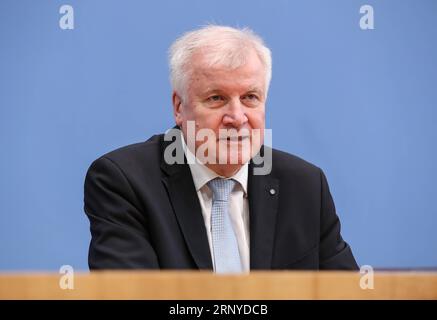 (180312) -- BERLIN, le 12 mars 2018 -- Horst Seehofer, dirigeant de l'Union chrétienne sociale allemande (CSU), assiste à une conférence de presse à Berlin, capitale de l'Allemagne, le 12 mars 2018. Les dirigeants de l Union chrétienne-démocrate (CDU), de l Union chrétienne-sociale (CSU) et des sociaux-démocrates allemands (SPD) ont révélé lundi les priorités du nouveau gouvernement fédéral allemand. ALLEMAGNE-BERLIN-GRAND ACCORD DE COALITION ShanxYuqi PUBLICATIONxNOTxINxCHN Banque D'Images