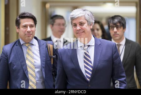 (180312) -- BRUXELLES, le 12 mars 2018 -- le président de l'Eurogroupe et ministre portugais des Finances Mario Centeno (R, Front) arrive à la réunion des ministres des Finances de l'Eurogroupe à Bruxelles, Belgique, le 12 mars 2018. Le président de l'Eurogroupe Mario Centeno a déclaré lundi que le fonds de sauvetage de la zone euro devrait débourser la prochaine tranche, d'une valeur de 5,7 milliards d'euros (7,03 milliards de dollars américains), à la Grèce dans la deuxième quinzaine de mars. BELGIQUE-BRUXELLES-ZONE EURO-PRÊT À LA GRÈCE THIERRYXMONASS PUBLICATIONXNOTXINXCHN Banque D'Images