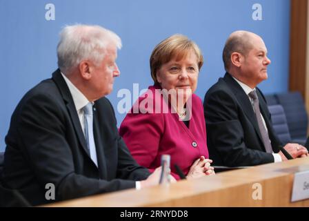 (180312) -- BERLIN, le 12 mars 2018 -- Angela Merkel (C), chancelière allemande et dirigeante de l'Union chrétienne-démocrate (CDU), OLAF Scholz (R), dirigeante intérimaire des sociaux-démocrates allemands (SPD) et Horst Seehofer, dirigeante de l'Union chrétienne-sociale (CSU), assistent à une conférence de presse à Berlin, capitale de l'Allemagne, le 12 mars 2018. Les dirigeants de l Union chrétienne-démocrate (CDU), de l Union chrétienne-sociale (CSU) et des sociaux-démocrates allemands (SPD) ont révélé lundi les priorités du nouveau gouvernement fédéral allemand. ALLEMAGNE-BERLIN-GRAND ACCORD DE COALITION ShanxYuqi PUBLICATIONxNOTxINxCHN Banque D'Images