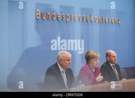 (180312) -- BERLIN, le 12 mars 2018 -- Angela Merkel (C), chancelière allemande et dirigeante de l'Union chrétienne-démocrate (CDU), OLAF Scholz (R), dirigeante intérimaire des sociaux-démocrates allemands (SPD) et Horst Seehofer, dirigeante de l'Union chrétienne-sociale (CSU), assistent à une conférence de presse à Berlin, capitale de l'Allemagne, le 12 mars 2018. Les dirigeants de l Union chrétienne-démocrate (CDU), de l Union chrétienne-sociale (CSU) et des sociaux-démocrates allemands (SPD) ont révélé lundi les priorités du nouveau gouvernement fédéral allemand. ALLEMAGNE-BERLIN-GRAND ACCORD DE COALITION ShanxYuqi PUBLICATIONxNOTxINxCHN Banque D'Images