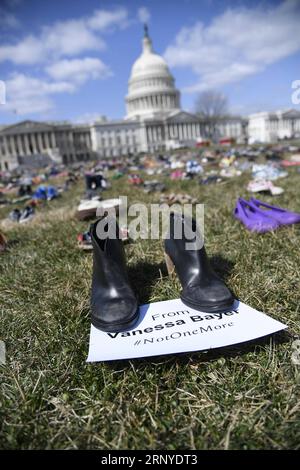 (180313) -- WASHINGTON, 13 mars 2018 -- des chaussures représentant les enfants tués dans des fusillades à l'école depuis la fusillade de l'école primaire Sandy Hook en 2012 sont vues sur la pelouse devant le Capitole à Washington D.C., aux États-Unis, le 13 mars 2018. Mardi, un groupe militant a placé 7 000 paires de chaussures sur la pelouse devant le Congrès américain, pour protester contre l'inaction des législateurs face aux fréquentes fusillades dans les écoles du pays. ETATS-UNIS-WASHINGTON D.C. FUSILLADES-PROTESTATIONS-CHAUSSURES YANGXCHENGLIN PUBLICATIONXNOTXINXCHN Banque D'Images