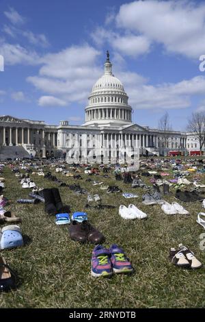 (180313) -- WASHINGTON, 13 mars 2018 -- des chaussures représentant les enfants tués dans des fusillades à l'école depuis la fusillade de l'école primaire Sandy Hook en 2012 sont vues sur la pelouse devant le Capitole à Washington D.C., aux États-Unis, le 13 mars 2018. Mardi, un groupe militant a placé 7 000 paires de chaussures sur la pelouse devant le Congrès américain, pour protester contre l'inaction des législateurs face aux fréquentes fusillades dans les écoles du pays. ETATS-UNIS-WASHINGTON D.C. FUSILLADES-PROTESTATIONS-CHAUSSURES YANGXCHENGLIN PUBLICATIONXNOTXINXCHN Banque D'Images