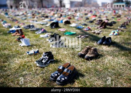 (180313) -- WASHINGTON, 13 mars 2018 -- des chaussures représentant les enfants tués dans des fusillades à l'école depuis la fusillade de l'école primaire Sandy Hook en 2012 sont vues sur la pelouse devant le Capitole à Washington D.C., aux États-Unis, le 13 mars 2018. Mardi, un groupe militant a placé 7 000 paires de chaussures sur la pelouse devant le Congrès américain, pour protester contre l'inaction des législateurs face aux fréquentes fusillades dans les écoles du pays. ETATS-UNIS-WASHINGTON D.C. FUSILLADES-PROTESTATIONS-CHAUSSURES TINGXSHEN PUBLICATIONXNOTXINXCHN Banque D'Images