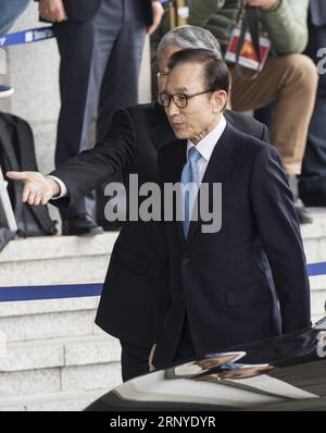 (180314) -- SÉOUL, le 14 mars 2018 -- l'ancien président sud-coréen Lee Myung-bak arrive au bureau des procureurs du district central de Séoul, à Séoul, en Corée du Sud, le 14 mars 2018. Lee Myung-bak a comparu mercredi devant les procureurs de l'État pour interrogatoire sur une série d'accusations de corruption, y compris la corruption. (psw) CORÉE DU SUD-SÉOUL-LEE MYUNG-BAK-INTERROGER LeexSang-ho PUBLICATIONxNOTxINxCHN Banque D'Images