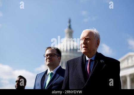 (180314) -- WASHINGTON D.C., le 14 mars 2018 -- le sénateur américain Orrin Hatch (à droite) assiste à une conférence de presse sur les étudiants, les enseignants et les officiers prévenant (STOP) School violence Act de 2018 au Capitole à Washington D.C., le 13 mars 2018.) (Jmmn) U.S.-WASHINGTON D.C.-SENATORS-PRESS CONFERENCE TingxShen PUBLICATIONxNOTxINxCHN Banque D'Images