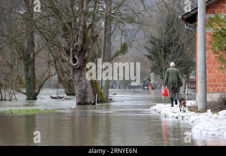 (180314) -- HRVATSKA KOSTAJNICA, 14 mars 2018 -- un homme marche dans une rue inondée à Hrvatska Kostajnica, Croatie, le 14 mars 2018. Un glissement de terrain dans le centre de la Croatie a causé de graves dommages à une douzaine de maisons, a rapporté mardi la télévision nationale croate (HRT). (swt) CROATIE-HRVATSKA KOSTAJNICA-INONDATION-GLISSEMENT DE TERRAIN SlavkoxMidzor PUBLICATIONxNOTxINxCHN Banque D'Images