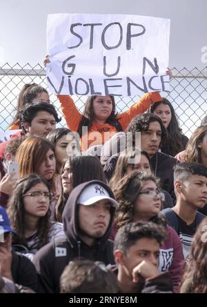 (180314) -- LOS ANGELES, le 14 mars 2018 -- des étudiants du Francis Polytechnic High School manifestent contre la violence armée à Los Angeles, aux États-Unis, le 14 mars 2018. Des élèves ont participé à une manifestation nationale contre la violence armée à l'école nationale aux États-Unis mercredi, un mois après une fusillade dans un lycée en Floride au cours de laquelle 17 personnes ont été tuées. ) ÉTATS-UNIS-LOS ANGELES-ÉLÈVES-ÉCOLE NATIONALE-VIOLENCE ARMÉE ZHAOXHANRONG PUBLICATIONXNOTXINXCHN Banque D'Images