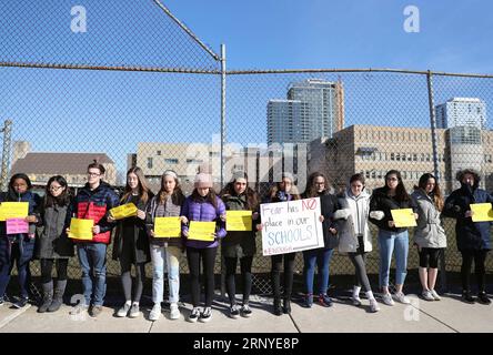 (180314) -- CHICAGO, le 14 mars 2018 -- des étudiants du Walter Payton College Preparatory High School manifestent contre la violence armée à Chicago, aux États-Unis, le 14 mars 2018. Des élèves ont participé à une manifestation nationale contre la violence armée à l'école nationale aux États-Unis mercredi, un mois après une fusillade dans un lycée en Floride au cours de laquelle 17 personnes ont été tuées. ) ÉTATS-UNIS-CHICAGO-ÉLÈVES-ÉCOLE NATIONALE-VIOLENCE ARMÉE WANGXPING PUBLICATIONXNOTXINXCHN Banque D'Images