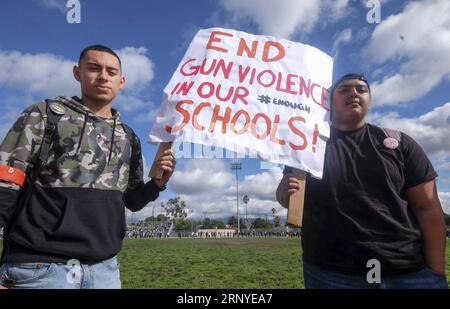 (180314) -- LOS ANGELES, le 14 mars 2018 -- des étudiants du Francis Polytechnic High School manifestent contre la violence armée à Los Angeles, aux États-Unis, le 14 mars 2018. Des élèves ont participé à une manifestation nationale contre la violence armée à l'école nationale aux États-Unis mercredi, un mois après une fusillade dans un lycée en Floride au cours de laquelle 17 personnes ont été tuées. ) ÉTATS-UNIS-LOS ANGELES-ÉLÈVES-ÉCOLE NATIONALE-VIOLENCE ARMÉE ZHAOXHANRONG PUBLICATIONXNOTXINXCHN Banque D'Images