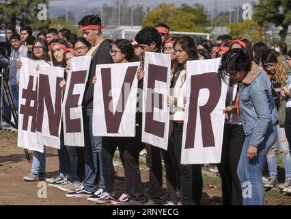 (180314) -- LOS ANGELES, le 14 mars 2018 -- des étudiants du Francis Polytechnic High School manifestent contre la violence armée à Los Angeles, aux États-Unis, le 14 mars 2018. Des élèves ont participé à une manifestation nationale contre la violence armée à l'école nationale aux États-Unis mercredi, un mois après une fusillade dans un lycée en Floride au cours de laquelle 17 personnes ont été tuées. ) ÉTATS-UNIS-LOS ANGELES-ÉLÈVES-ÉCOLE NATIONALE-VIOLENCE ARMÉE ZHAOXHANRONG PUBLICATIONXNOTXINXCHN Banque D'Images