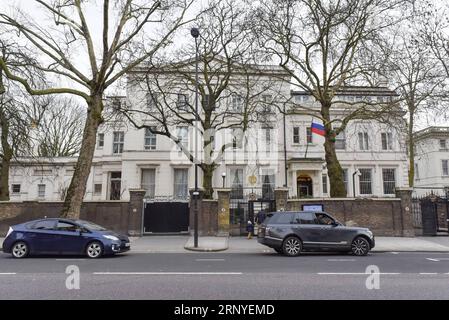 (180315) -- LONDRES, le 15 mars 2018 -- une photo prise le 14 mars 2018 montre une vue générale de l'extérieur de l'ambassade de Russie à Londres, en Grande-Bretagne. La première ministre britannique Theresa May a annoncé mercredi une série de mesures contre la Russie pour son incapacité à répondre aux demandes du gouvernement britannique d'expliquer comment un agent neurotoxique de qualité militaire a été utilisé dans une attaque récente contre l'ancien espion russe Sergei Skripal et sa fille. (swt) GRANDE-BRETAGNE-LONDRES-RUSSIE-MESURES StephenxChung PUBLICATIONxNOTxINxCHN Banque D'Images