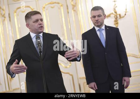 (180315) -- BRATISLAVA, le 15 mars 2018 -- le Premier ministre slovaque sortant Robert Fico (à gauche) prend la parole après avoir remis sa lettre de démission, à Bratislava, en Slovaquie, le 15 mars 2018. Le Premier ministre slovaque Robert Fico (Smer-SD) a démissionné de son poste jeudi. Entre-temps, le président Kiska a chargé le vice-premier ministre Peter Pellegrini (Smer-SD) de former un nouveau gouvernement. TASR/) SLOVAQUIE-BRATISLAVA-PM-DÉMISSION MartinxBaumann PUBLICATIONxNOTxINxCHN Banque D'Images