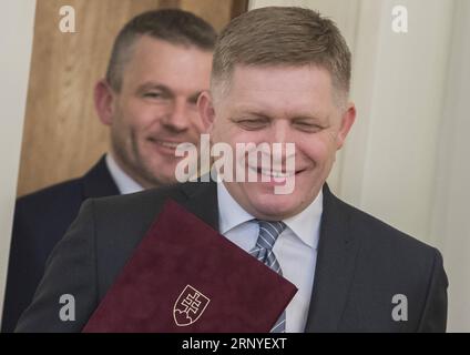 (180315) -- BRATISLAVA, le 15 mars 2018 -- le Premier ministre sortant Robert Fico (avant) et son successeur Peter Pellegrini arrivent pour la cérémonie de démission de Fico et de nomination de Pellegrini au poste, à Bratislava, Slovaquie, le 15 mars 2018. Le Premier ministre slovaque Robert Fico (Smer-SD) a démissionné de son poste jeudi. Entre-temps, le président Kiska a chargé le vice-premier ministre Peter Pellegrini (Smer-SD) de former un nouveau gouvernement. TASR/) SLOVAQUIE-BRATISLAVA-PM-DÉMISSION MartinxBaumann PUBLICATIONxNOTxINxCHN Banque D'Images