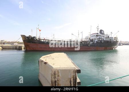 (180315) -- TRIPOLI, 15 mars 2018 -- la photo prise le 15 mars 2018 montre le pétrolier étranger arrivant à la base navale de Tripoli, en Libye. Jeudi matin, la marine libyenne a saisi un pétrolier étranger pour contrebande de carburant au large des côtes de Zuwara, à environ 120 km à l'ouest de la capitale Tripoli, a déclaré un porte-parole de la marine à Xinhua. LIBYE-TRIPOLI-MARINE-PÉTROLIER ÉTRANGER-CONTREBANDE HAMZAXTURKIA PUBLICATIONXNOTXINXCHN Banque D'Images