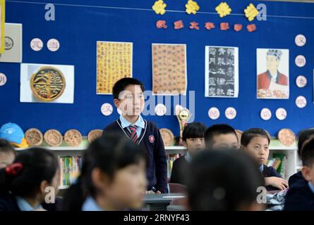 (180316) -- XI AN, 16 mars 2018 -- Un élève répond à une question lors d'une leçon d'études muséales à la deuxième école primaire de Qujiang à Xi an, dans la province du Shaanxi du nord-ouest de la Chine, le 15 mars 2018. En 2017, la deuxième école primaire de Qujiang à Xi an a commencé à introduire des contenus liés au musée dans son programme scolaire. Les étudiants apprendront sur les musées soit en classe, soit lors de visites d'étude. Récemment, l'école a même construit son propre musée de campus pour une meilleure expérience d'étude.) (lmm) CHINA-SHAANXI-PRIMARY SCHOOL-MUSEUM STUDIES (CN) LixYibo PUBLICATIONxNOTxINxCHN Banque D'Images