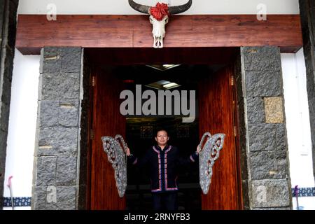 (180317) -- PÉKIN, 17 mars 2018 -- une photo prise le 11 janvier 2015 montre que long Xianwen pose pour une photo devant la coopérative de plantation de thé du village de Niujiaoshan dans le comté de Guzhang, dans la province du Hunan au centre de la Chine. Long Xianwen du groupe ethnique Miao, vient du village de Niujiaoshan dans le comté de Guzhang, province du Hunan en Chine centrale. En tant que secrétaire de village de la branche du Parti communiste chinois, long conduit les villageois à développer des affaires locales en lançant des plantations de thé et du tourisme rural. Le village, situé dans des zones montagneuses reculées, était autrefois un endroit frappé de pauvreté wher Banque D'Images