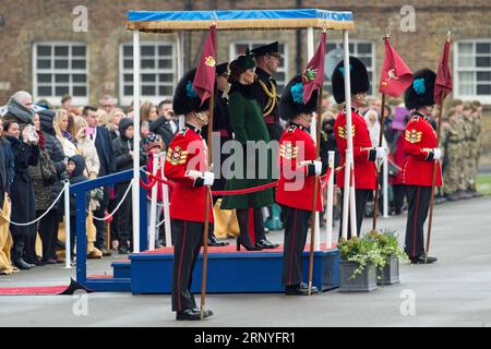 (180317) -- LONDRES, le 17 mars 2018 -- le prince William (R, centre), duc de Cambridge, et son épouse Catherine (L, centre), duchesse de Cambridge, assistent à la cérémonie annuelle Irish Guards St. Patrick s Day Parade à Hounslow, Londres, Grande-Bretagne, le 17 mars 2018. ) ROYAUME-UNI-LONDRES-ST. PATRICK S JOUR-GARDES IRLANDAIS-PARADE-ROYAL RAYXTANG PUBLICATIONXNOTXINXCHN Banque D'Images