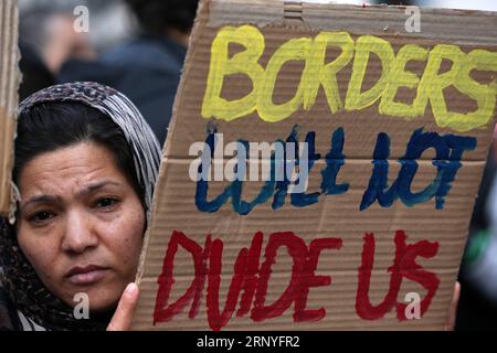 (180317) -- ATHÈNES, le 17 mars 2018 -- Une femme participe à un rassemblement contre le racisme et le fascisme à Athènes, en Grèce, le 17 mars 2018. Des citoyens grecs, des migrants et des réfugiés sont descendus dans les rues d'Athènes samedi pour protester contre le racisme et le fascisme à l'approche de la Journée internationale pour l'élimination de la discrimination raciale, commémorée chaque année le 21 mars. GRÈCE-ATHÈNES-RALLYE MariosxLolos PUBLICATIONxNOTxINxCHN Banque D'Images