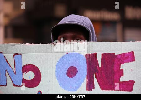 (180317) -- ATHÈNES, le 17 mars 2018 -- Une femme participe à un rassemblement contre le racisme et le fascisme à Athènes, en Grèce, le 17 mars 2018. Des citoyens grecs, des migrants et des réfugiés sont descendus dans les rues d'Athènes samedi pour protester contre le racisme et le fascisme à l'approche de la Journée internationale pour l'élimination de la discrimination raciale, commémorée chaque année le 21 mars. GRÈCE-ATHÈNES-RALLYE MariosxLolos PUBLICATIONxNOTxINxCHN Banque D'Images
