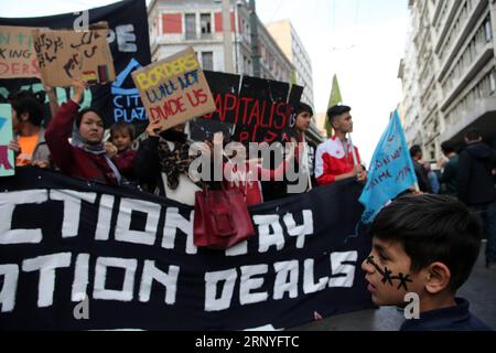 (180317) -- ATHÈNES, le 17 mars 2018 -- les gens protestent contre le racisme et le fascisme à Athènes, Grèce, le 17 mars 2018. Des citoyens grecs, des migrants et des réfugiés sont descendus dans les rues d'Athènes samedi pour protester contre le racisme et le fascisme à l'approche de la Journée internationale pour l'élimination de la discrimination raciale, commémorée chaque année le 21 mars. GRÈCE-ATHÈNES-RALLYE MariosxLolos PUBLICATIONxNOTxINxCHN Banque D'Images