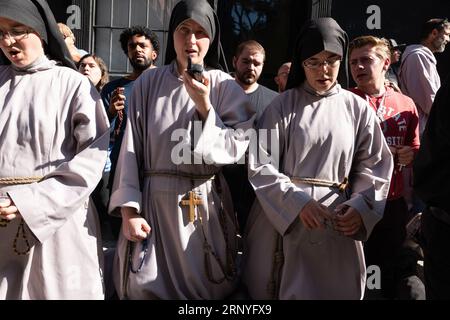 New York, New York, États-Unis. 2 septembre 2023. Les paroissiens pro-vie sont montrés à genoux lors d'une veillée de prière lors de leur démonstration mensuelle au Planned parent Hood sur Mott Street à New York. Les défenseurs pro-vie de St. Patricks Church of the East village marche quelques pâtés de maisons pour se réunir pour la prière tandis que le groupe pro-choix se réunit aussi bien avec des chants et de la musique (crédit image : © Brian Branch Price/ZUMA Press Wire) USAGE ÉDITORIAL SEULEMENT! Non destiné à UN USAGE commercial ! Banque D'Images