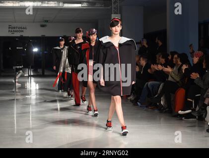 (180318) -- LISBONNE, le 18 mars 2018 -- des mannequins présentent les créations de la marque Storytalors lors de la 42e édition du Portugal Fashion Festival à Lisbonne, Portugal, le 17 mars 2018. La 42e édition du Portugal Fashion Festival a commencé samedi avec une série de défilés au nouveau terminal de croisière de Lisbonne.) (psw) PORTUGAL-LISBON-FASHION FESTIVAL ZhangxLiyun PUBLICATIONxNOTxINxCHN Banque D'Images