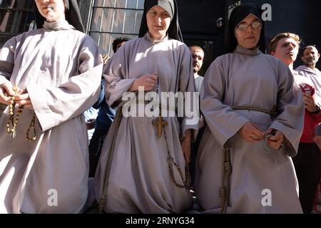 New York, New York, États-Unis. 2 septembre 2023. Les paroissiens pro-vie sont montrés à genoux lors d'une veillée de prière lors de leur démonstration mensuelle au Planned parent Hood sur Mott Street à New York. Les défenseurs pro-vie de St. Patricks Church of the East village marche quelques pâtés de maisons pour se réunir pour la prière tandis que le groupe pro-choix se réunit aussi bien avec des chants et de la musique (crédit image : © Brian Branch Price/ZUMA Press Wire) USAGE ÉDITORIAL SEULEMENT! Non destiné à UN USAGE commercial ! Banque D'Images