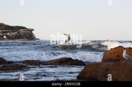 (180318) -- SYDNEY, le 18 mars 2018 -- Un surfeur surfe à Bronte Beach à Sydney, Australie, le 18 mars 2018. La température dans une partie de Sydney a atteint 40 degrés Celsius dimanche. ) (djj) AUSTRALIA-SYDNEY-WEATHER-HEAT BaixXuefei PUBLICATIONxNOTxINxCHN Banque D'Images