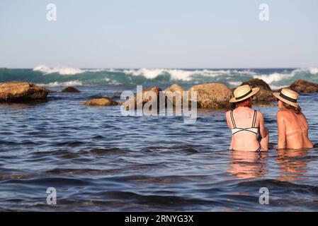 (180318) -- SYDNEY, 18 mars 2018 -- les gens se rafraîchissent à Bronte Beach à Sydney, Australie, le 18 mars 2018. La température dans une partie de Sydney a atteint 40 degrés Celsius dimanche. ) (djj) AUSTRALIA-SYDNEY-WEATHER-HEAT BaixXuefei PUBLICATIONxNOTxINxCHN Banque D'Images