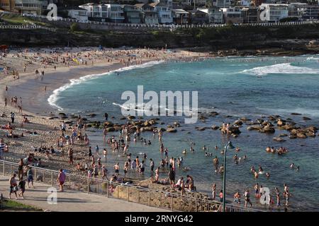 (180318) -- SYDNEY, 18 mars 2018 -- les gens se rafraîchissent à Bronte Beach à Sydney, Australie, le 18 mars 2018. La température dans une partie de Sydney a atteint 40 degrés Celsius dimanche. ) (djj) AUSTRALIA-SYDNEY-WEATHER-HEAT BaixXuefei PUBLICATIONxNOTxINxCHN Banque D'Images