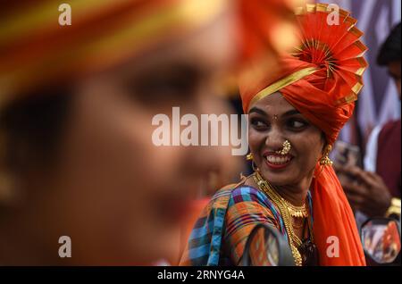 (180318) -- MUMBAI, le 18 mars 2018 -- les Indiens portent des vêtements traditionnels alors qu'ils célèbrent Gudi Padwa, le nouvel an des Maharashtriens, à Mumbai, en Inde, le 18 mars 2018.) (swt) INDIA-MUMBAI-GUDI PADWA-CELEBRATION Stringer PUBLICATIONxNOTxINxCHN Banque D'Images