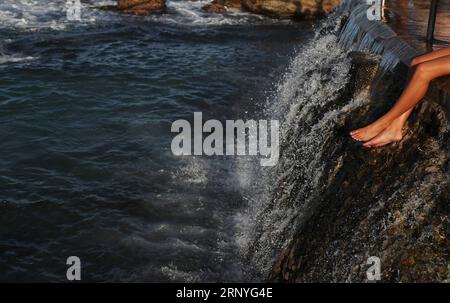 (180318) -- SYDNEY, 18 mars 2018 -- les gens se rafraîchissent à Bronte Beach à Sydney, Australie, le 18 mars 2018. La température dans une partie de Sydney a atteint 40 degrés Celsius dimanche. ) (djj) AUSTRALIA-SYDNEY-WEATHER-HEAT BaixXuefei PUBLICATIONxNOTxINxCHN Banque D'Images