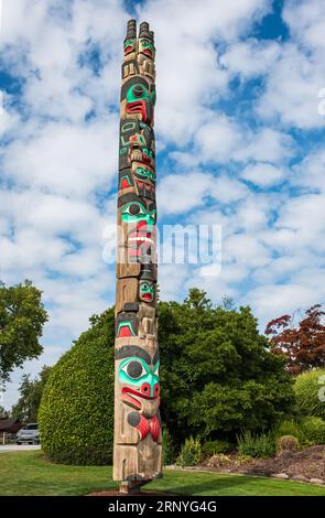 Totem poteau par les indiens d'Amérique du Nord. Les totems sont des sculptures monumentales sculptées par les peuples autochtones de la côte nord-ouest du Pacifique de Nort Banque D'Images