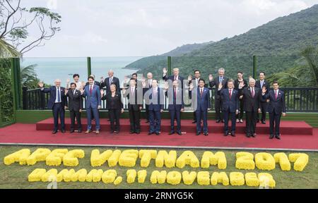 (180318) -- BEIJING, 18 mars 2018 -- Xi Jinping (5e L, avant) pose pour une photo de groupe avec d'autres dirigeants et représentants des économies membres de la coopération économique Asie-Pacifique (APEC) lors de la 25e réunion des dirigeants économiques de l'APEC à Da Nang, Vietnam, le 11 novembre 2017. /POUR ALLER AVEC le président nouvellement élu Xi dirige la Chine vers la prospérité) (DEUX SESSIONS)CHINE-PRÉSIDENT XI JINPING-PROSPERITY(CN) LixTao PUBLICATIONxNOTxINxCHN Banque D'Images