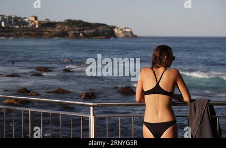 (180318) -- SYDNEY, le 18 mars 2018 -- Une femme se refroidit à Bronte Beach à Sydney, Australie, le 18 mars 2018. La température dans une partie de Sydney a atteint 40 degrés Celsius dimanche. ) (djj) AUSTRALIA-SYDNEY-WEATHER-HEAT BaixXuefei PUBLICATIONxNOTxINxCHN Banque D'Images