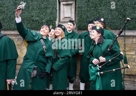 (180318) -- LONDRES, le 18 mars 2018 -- membres de St. Le Pipe Band de Coleman prend des selfies tout en participant au défilé le long de Piccadilly pour célébrer St. Patrick s Day à Londres, Grande-Bretagne, le 18 mars 2018. ) ROYAUME-UNI-LONDRES-ST. PATRICK S PARADE RayxTang PUBLICATIONxNOTxINxCHN Banque D'Images