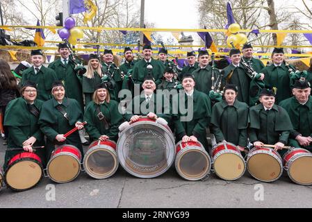 (180318) -- LONDRES, le 18 mars 2018 -- membres de St. Le Pipe Band de Coleman pose pour des photos alors qu'ils participent au défilé le long de Piccadilly pour célébrer St. Patrick s Day à Londres, Grande-Bretagne, le 18 mars 2018. ) ROYAUME-UNI-LONDRES-ST. PATRICK S PARADE RayxTang PUBLICATIONxNOTxINxCHN Banque D'Images