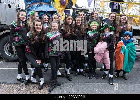 (180318) -- LONDRES, 18 mars 2018 -- les gens posent pour des photos alors qu'ils participent au défilé le long de Piccadilly pour célébrer St. Patrick s Day à Londres, Grande-Bretagne, le 18 mars 2018. ) ROYAUME-UNI-LONDRES-ST. PATRICK S PARADE RayxTang PUBLICATIONxNOTxINxCHN Banque D'Images