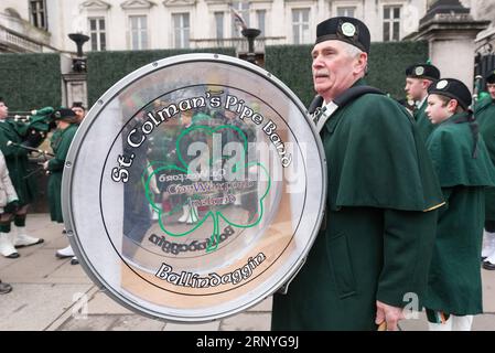 (180318) -- LONDRES, le 18 mars 2018 -- membres de St. Coleman s Pipe Band participe au défilé le long de Piccadilly pour célébrer St. Patrick s Day à Londres, Grande-Bretagne, le 18 mars 2018. ) ROYAUME-UNI-LONDRES-ST. PATRICK S PARADE RayxTang PUBLICATIONxNOTxINxCHN Banque D'Images