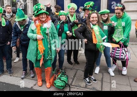 (180318) -- LONDRES, le 18 mars 2018 -- les révéleurs regardent le défilé le long de Piccadilly pour célébrer St. Patrick s Day à Londres, Grande-Bretagne, le 18 mars 2018. ) ROYAUME-UNI-LONDRES-ST. PATRICK S PARADE RayxTang PUBLICATIONxNOTxINxCHN Banque D'Images