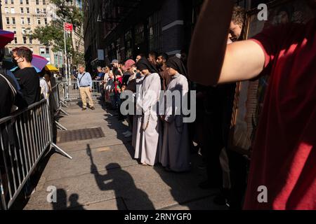 New York, New York, États-Unis. 2 septembre 2023. Les paroissiens pro-vie sont montrés à genoux lors d'une veillée de prière lors de leur démonstration mensuelle au Planned parent Hood sur Mott Street à New York. Les défenseurs pro-vie de St. Patricks Church of the East village marche quelques pâtés de maisons pour se réunir pour la prière tandis que le groupe pro-choix se réunit aussi bien avec des chants et de la musique (crédit image : © Brian Branch Price/ZUMA Press Wire) USAGE ÉDITORIAL SEULEMENT! Non destiné à UN USAGE commercial ! Banque D'Images