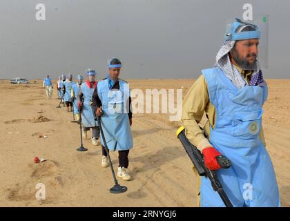 (180319) -- KANDAHAR, le 19 mars 2018 -- des démineurs afghans recherchent des mines terrestres dans le district de Zhari, dans la province de Kandahar, au sud de l'Afghanistan, le 19 mars 2018. ) zf) AFGHANISTAN-KANDAHAR-LAND MINES-RECHERCHE SanaulahxSeaim PUBLICATIONxNOTxINxCHN Banque D'Images