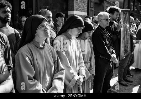 New York, New York, États-Unis. 2 septembre 2023. Les paroissiens pro-vie sont montrés à genoux lors d'une veillée de prière lors de leur démonstration mensuelle au Planned parent Hood sur Mott Street à New York. Les défenseurs pro-vie de St. Patricks Church of the East village marche quelques pâtés de maisons pour se réunir pour la prière tandis que le groupe pro-choix se réunit aussi bien avec des chants et de la musique (crédit image : © Brian Branch Price/ZUMA Press Wire) USAGE ÉDITORIAL SEULEMENT! Non destiné à UN USAGE commercial ! Banque D'Images