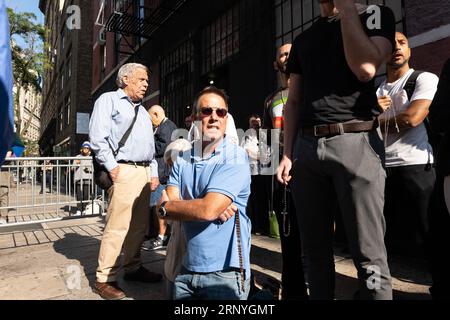 New York, New York, États-Unis. 2 septembre 2023. Les paroissiens pro-vie sont montrés à genoux lors d'une veillée de prière lors de leur démonstration mensuelle au Planned parent Hood sur Mott Street à New York. Les défenseurs pro-vie de St. Patricks Church of the East village marche quelques pâtés de maisons pour se réunir pour la prière tandis que le groupe pro-choix se réunit aussi bien avec des chants et de la musique (crédit image : © Brian Branch Price/ZUMA Press Wire) USAGE ÉDITORIAL SEULEMENT! Non destiné à UN USAGE commercial ! Banque D'Images