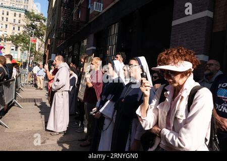 New York, New York, États-Unis. 2 septembre 2023. Les paroissiens pro-vie sont montrés à genoux lors d'une veillée de prière lors de leur démonstration mensuelle au Planned parent Hood sur Mott Street à New York. Les défenseurs pro-vie de St. Patricks Church of the East village marche quelques pâtés de maisons pour se réunir pour la prière tandis que le groupe pro-choix se réunit aussi bien avec des chants et de la musique (crédit image : © Brian Branch Price/ZUMA Press Wire) USAGE ÉDITORIAL SEULEMENT! Non destiné à UN USAGE commercial ! Banque D'Images