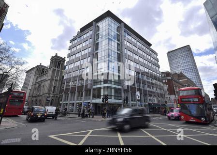 (180320) -- LONDRES, 20 mars 2018 -- une photo prise le 20 mars 2018 montre l'extérieur de l'immeuble de bureaux de Cambridge Analytica à Londres, en Grande-Bretagne. Cambridge Analytica, une société de conseil britannique, a été accusée de collecter des données sur jusqu'à 50 millions d'utilisateurs de Facebook sans autorisation et d'utiliser ces données pour aider les politiciens, y compris le président américain Donald Trump et la campagne du Brexit. ROYAUME-UNI-LONDRES-CAMBRIDGE ANALYTICA-IMMEUBLE DE BUREAUX STEPHENXCHUNG PUBLICATIONXNOTXINXCHN Banque D'Images