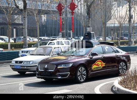 (180322) -- PÉKIN, le 22 mars 2018 -- Un véhicule autonome (R) pour les essais routiers publics roule sur une route à Pékin, capitale de la Chine, le 22 mars 2018. Pékin a publié jeudi ses premières plaques d'immatriculation temporaires pour les véhicules autonomes de Baidu pour les essais routiers publics. La capitale a ouvert 33 routes d'une longueur totale de 105 kilomètres pour les essais de voitures autonomes à l'extérieur de la cinquième rocade et loin des zones densément peuplées à la périphérie. )(MCG) CHINE-PÉKIN-AUTO-CONDUITE AUTO-ESSAI ROUTIER (CN) LuoxXiaoguang PUBLICATIONxNOTxINxCHN Banque D'Images