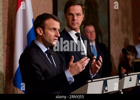 (180322) -- LA HAYE, le 22 mars 2018 -- le président français Emmanuel Macron et le premier ministre néerlandais Mark Rutte assistent à une conférence de presse après une réunion à la Haye, aux pays-Bas, le 21 mars 2018. (zf) PAYS-BAS-LA HAYE-FRANCE-VISITE SylviaxLederer PUBLICATIONxNOTxINxCHN Banque D'Images