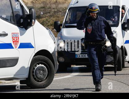 (180323) -- PARIS, le 23 mars 2018 -- des policiers sont vus à Trebes, dans le sud de la France, le 23 mars 2018. L'auteur de la prise d'otages a été abattu lors de la descente de police, selon le ministre français de l'intérieur Gérard Collomb. Il a retenu plusieurs otages tôt vendredi, faisant deux morts et un officier blessé.) (Lb) FRANCE-TREBES-PRISE D'OTAGES-NOMBRE DE MORTS JosexSantos PUBLICATIONxNOTxINxCHN Banque D'Images